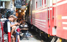 Sau vụ cô gái bị tàu hỏa va chạm, phố đường tàu Hà Nội vẫn đông nghẹt người