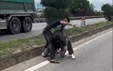 Tạm giữ hình sự tài xế đánh người nhập viện vì tranh giành khách