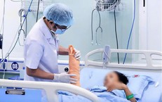 Máy dập ngói cuốn đứt gần lìa cẳng tay người phụ nữ