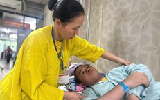 Mẹ già nằm một chỗ vì tai biến, con cần tiền điều trị u não, người phụ nữ nghèo ở Nghệ An cầu cứu