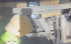 Sang Trung Quốc nhập hoa quả, tài xế giấu cả tạ pháo dưới gầm container khi về