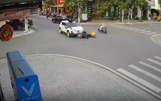 Shipper bị taxi tông bay lên không, cú 'hạ cánh' khiến ai cũng thót tim