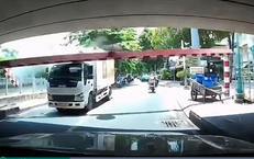Hú hồn cảnh xe tải húc sập thanh giới hạn chiều cao ở dạ cầu Bông