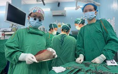 Lấy trọn khối u quái nặng 1,3 kg cho bé gái 5 ngày tuổi
