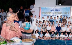 Cụ bà 94 tuổi cùng 81 con cháu đi du lịch, xúc động khoảnh khắc sum vầy