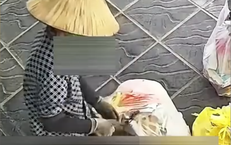 Thấy 30.000 đồng nhét khe cửa, chủ nhà tra camera phát hiện cảnh 'dở khóc dở cười'