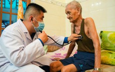 Bác sĩ tuyến cuối xuống cơ sở khám sức khỏe cho người dân TPHCM