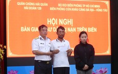 Hải đoàn 129 Hải quân bàn giao ngư dân gặp nạn cho gia đình