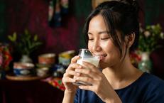 Uống sữa tốt hay xấu cho da?