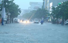 Mưa lớn, nhiều tuyến phố trung tâm Nghệ An ngập sâu, loạt xe chết máy