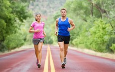 Phát hiện mới giải mã lý do nam và nữ có dáng đi hoàn toàn khác nhau