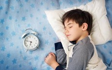 Ngủ trước 23h có giúp trẻ tăng chiều cao?