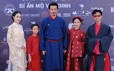 Quách Ngọc Ngoan và con gái út gây chú ý đi thảm đỏ dưới mưa