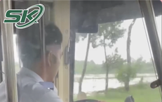 Xe buýt chạy nhanh, vượt ẩu giữa lúc đường ngập, người đi đường ‘chịu trận’