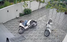 Người phụ nữ ngã sõng soài với pha lùi xe máy 'đi vào lòng đất' 