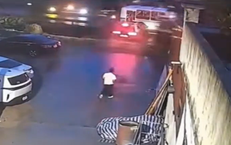 Thót tim cảnh SUV mắc kẹt trên đường ray, bị tàu hỏa đâm hất văng