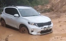 Đá nặng hàng tấn rơi xuống quốc lộ, ô tô mắc kẹt ở miền núi Nghệ An
