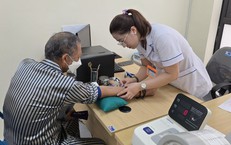Lý do người trên 60 tuổi nhất định phải tiêm vaccine đầy đủ