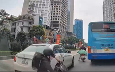 Va chạm với Mercedes, xe máy lập tức tăng ga rời hiện trường