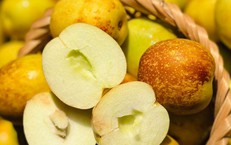 Tiểu thương chỉ cách chọn hồng táo chín già, ngọt thơm, ăn một lần là nhớ mãi