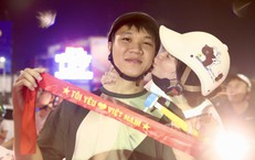 Những khoảnh khắc đẹp trong đêm người dân Hà Nội 'đi bão' mừng đội tuyển bóng đá Việt Nam vô địch