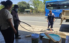 Thiếu nước sạch, người dân ở Huế mang xô chờ 'tiếp tế' giữa trưa nắng