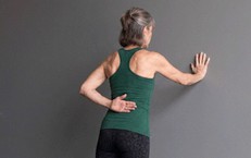 4 bài tập dựa tường giúp cánh tay săn chắc sau tuổi 60