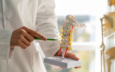 Gai đôi cột sống khi nào cần phẫu thuật?
