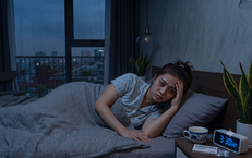 Thiếu ngủ kích hoạt cơn thèm ăn khiến cơ thể tích tụ mỡ bụng nhanh chóng