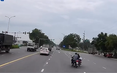 Thót tim cảnh nữ tài xế xe máy cắt chéo 3 làn, tạt đầu xe khác