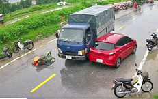 Sang đường thiếu quan sát, người phụ nữ bị xe tải húc ngã