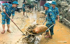 Bộ đội 'buông súng cầm xẻng' dọn bùn giúp dân khắc phục hậu quả bão số 4