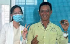 Người đàn ông 49 tuổi mang viên sỏi tiết niệu 'khổng lồ'
