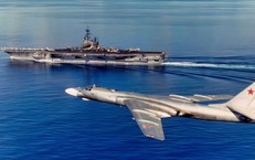 Oanh tạc cơ Tu-16 lao xuống biển sau 'màn khiêu khích' tàu sân bay Mỹ