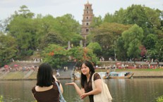 Tọa độ 'sống ảo' bắt trọn chùa Thiên Mụ ở Huế hút giới trẻ dịp nghỉ lễ