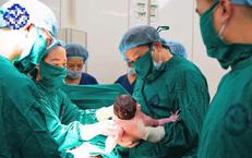 Bé trai đầu tiên chào đời ở Cơ sở 2 được Giám đốc Bệnh viện Phụ sản TW đặt tên với nhiều niềm kỳ vọng...
