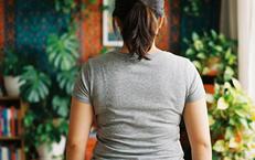 Tại sao phụ nữ trên 40 dễ tích tụ mỡ lưng và cách khắc phục