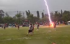 Khoảnh khắc cầu thủ Thái Lan bị sét đánh tử vong ngay trên sân bóng