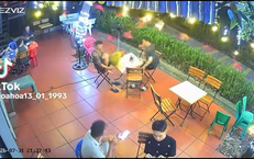 Đang uống cà phê, người đàn ông bất ngờ 'nhận lộc từ trên trời rơi xuống'