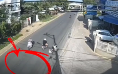 Người đàn ông bất ngờ đạp ngã người đi xe máy giữa đường gây phẫn nộ
