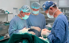 Nam bệnh nhân 53 tuổi đi khám vì rỉ mủ ở rốn, bất ngờ phát hiện nang niệu rốn hiếm gặp