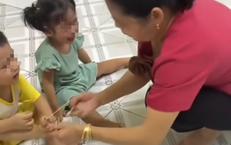 Giáo viên Trường Mầm non Lá Xanh khai gì về hành vi bắn dây thun vào chân 2 trẻ nhỏ?