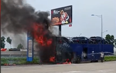 Xe đầu kéo chở loạt Lexus bốc cháy trên cao tốc khiến nhiều xe hư hỏng