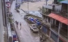 Kinh hoàng khoảnh khắc lũ quét đổ ập, cuốn phăng khu dân cư ở Nepal