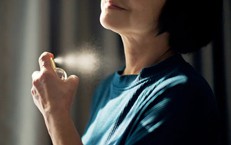 Vì sao cơ thể sau tuổi 40 hay xuất hiện một mùi đặc trưng của người già?