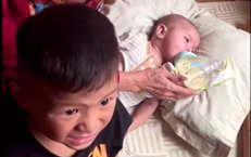 Một mình đưa 2 cháu về quê, bà cụ được nữ nhân viên tận tình giúp đỡ