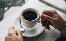 Cách uống cà phê bảo vệ huyết áp và đường huyết sau tuổi 60