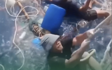 Khoảnh khắc tàu cá Gia Lai cứu 32 ngư dân Đà Nẵng trôi dạt giữa biển