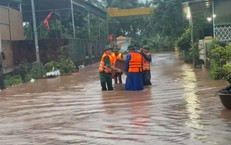 Nước sông Sê Pôn lên nhanh, người dân xã vùng biên Quảng Trị tất tả chạy lũ