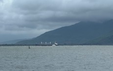 Tàu hàng mắc cạn tại vịnh Chân Mây
